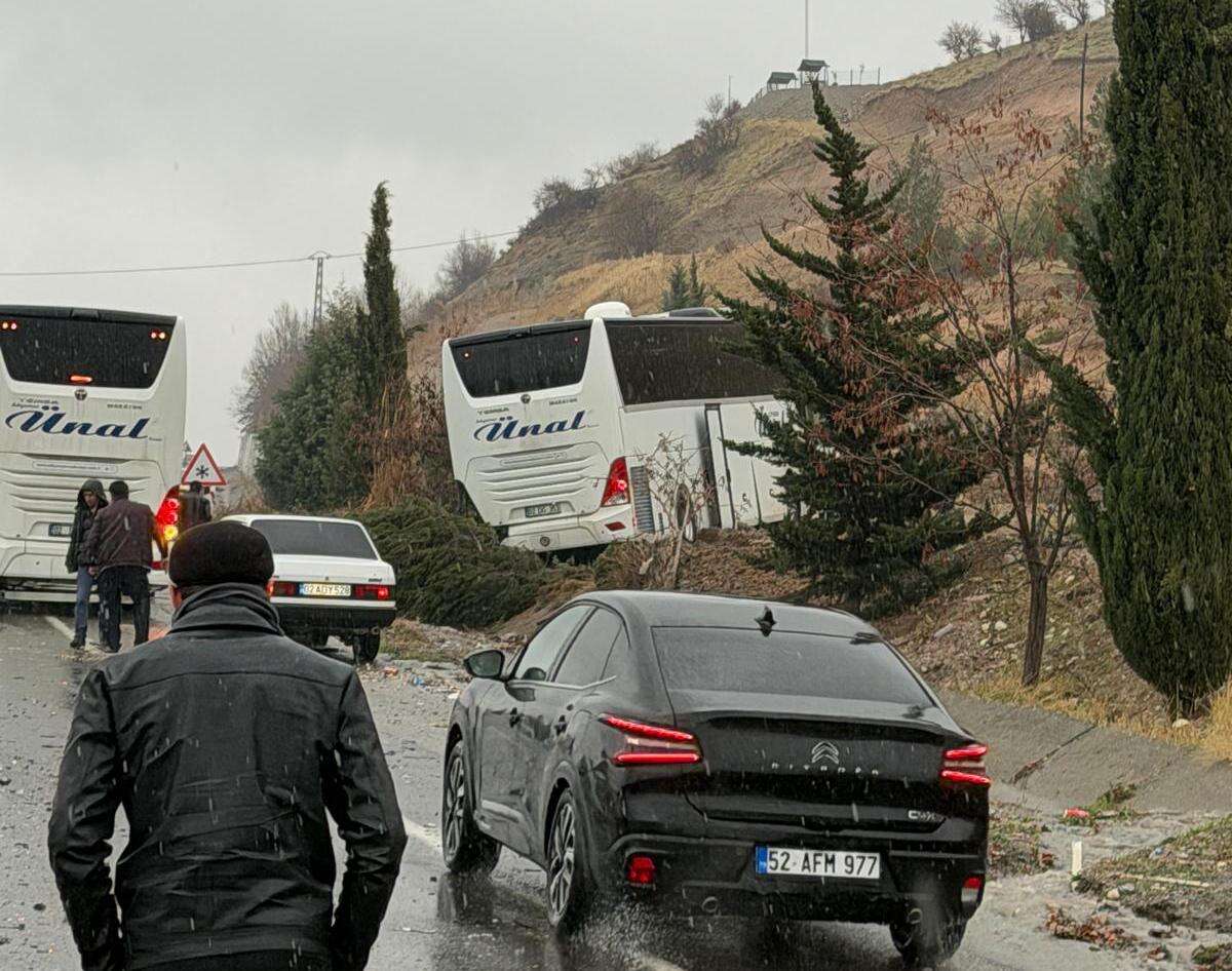 Otobüsle çarpışan otomobil adeta yok oldu! 3 ölü, 3 yaralı var 12
